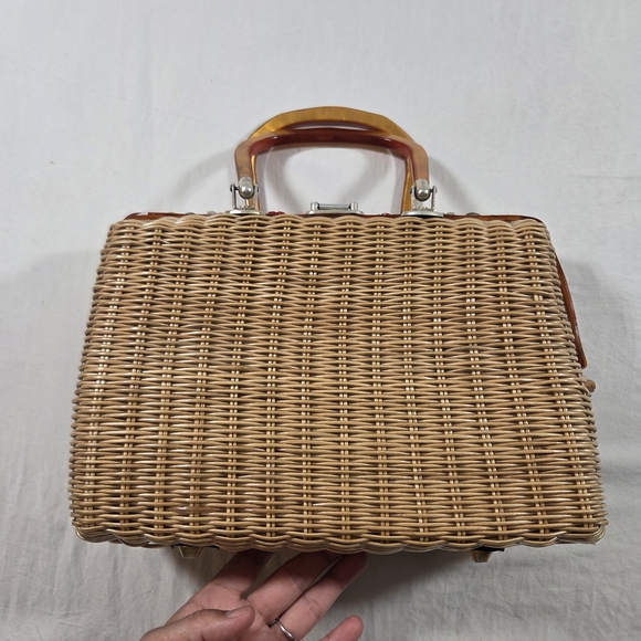 Elegant Tan Wicker Shoulder Bag with Floral Accents - Picture 4 of 11